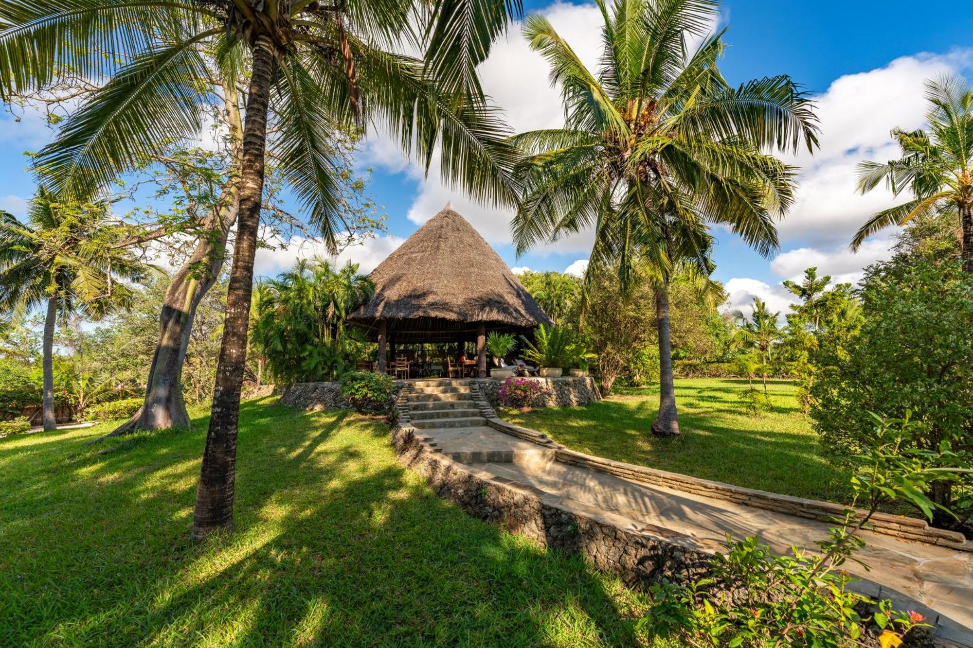 Diani Marine Divers Village Diani Beach Exterior photo