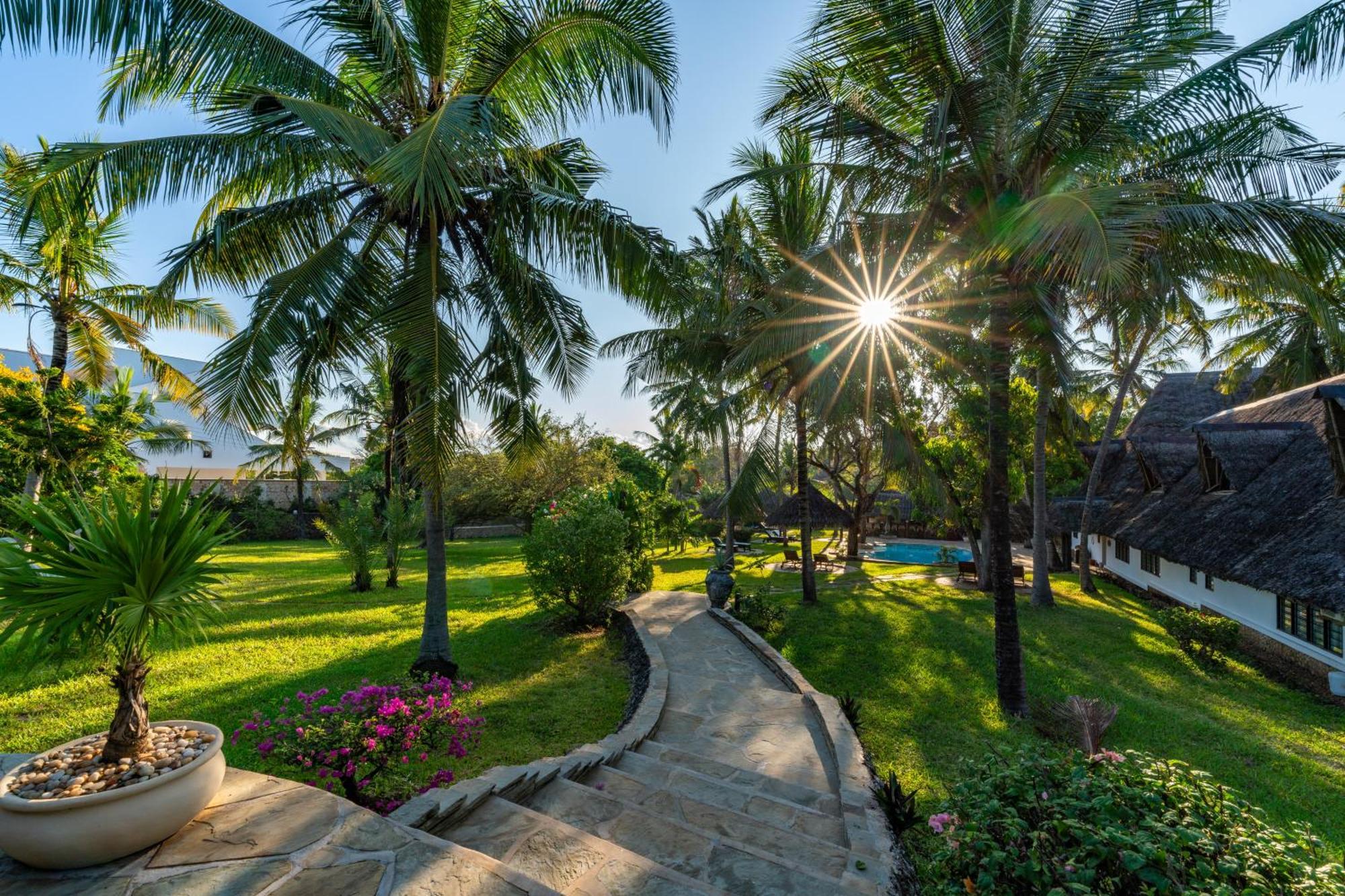 Diani Marine Divers Village Diani Beach Exterior photo